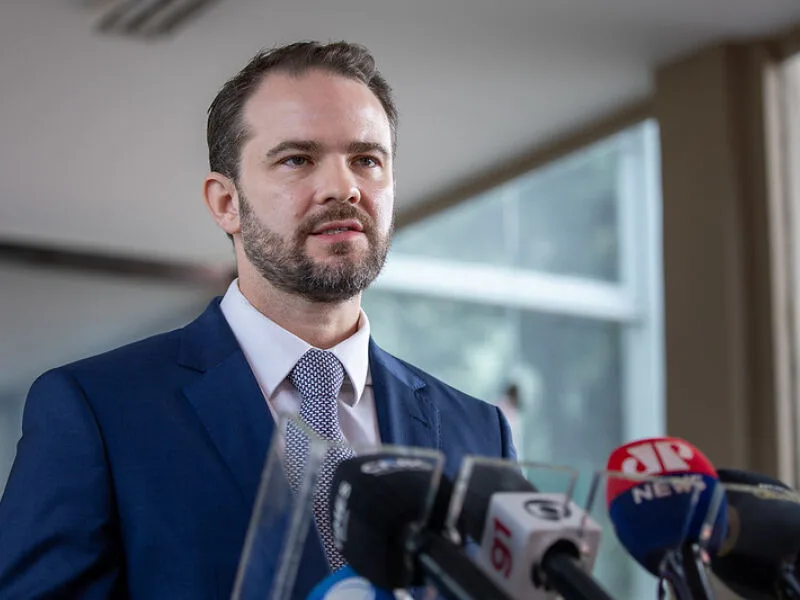 Ministro aponta fatores além do quadro fiscal para os juros elevados no Brasil