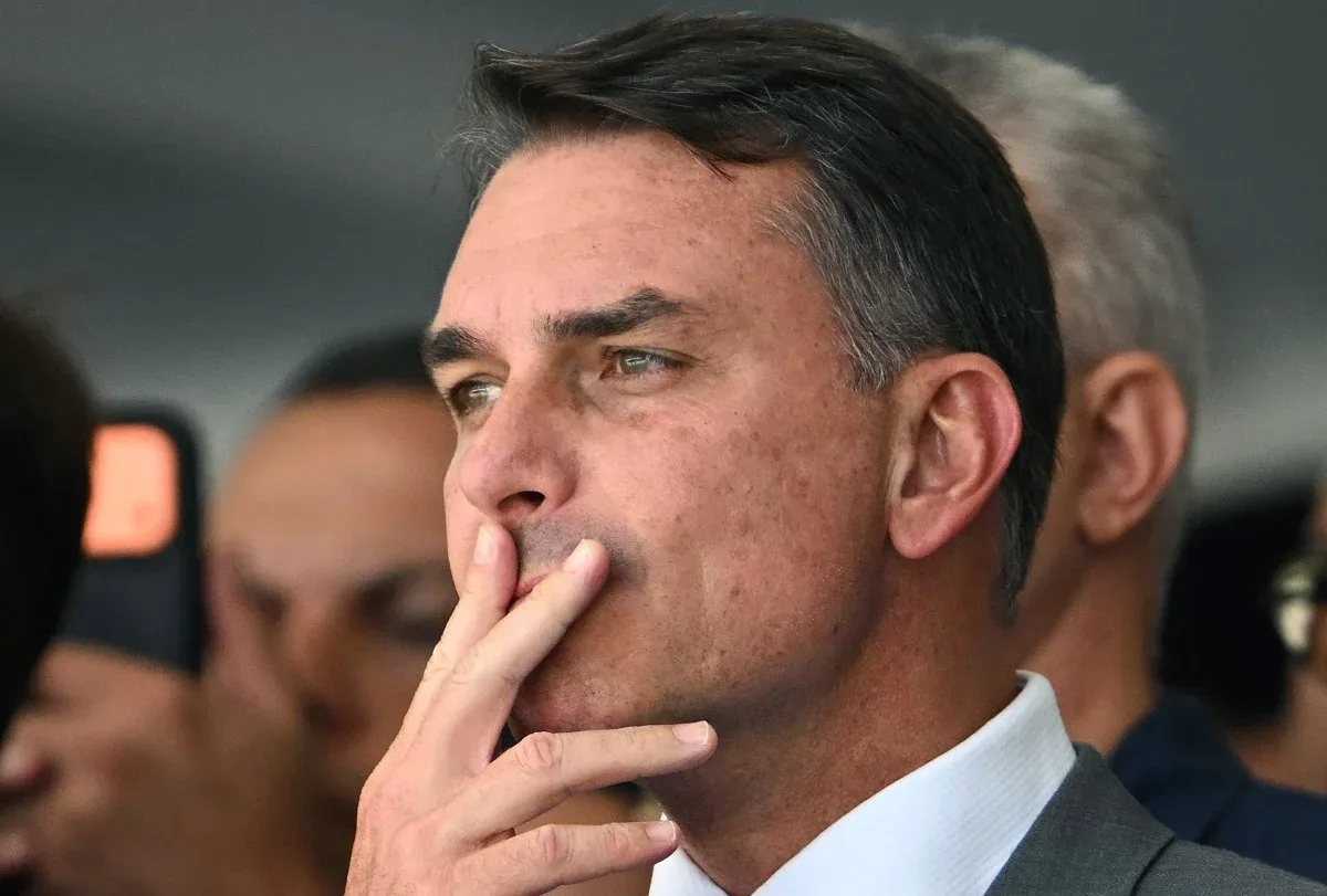 PF apura crédito do BRB para mansão de Flávio Bolsonaro em Brasília