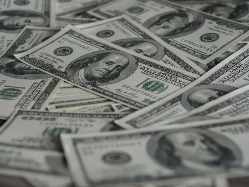 Juros futuros recuam com dólar e cenário externo mais favorável