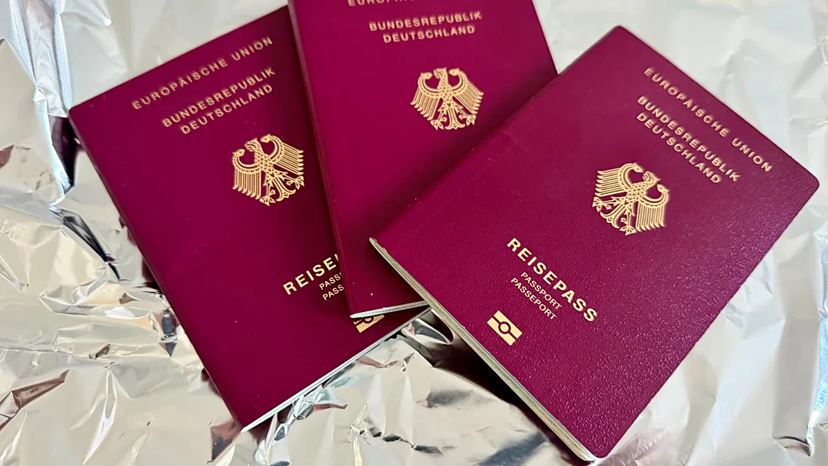 Papel de alumínio no passaporte vira tendência, mas especialistas contestam utilidade