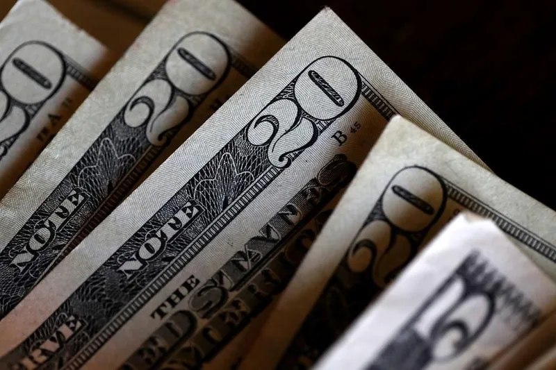 Dólar sobe e Ibovespa recua com petróleo e juros americanos em alta