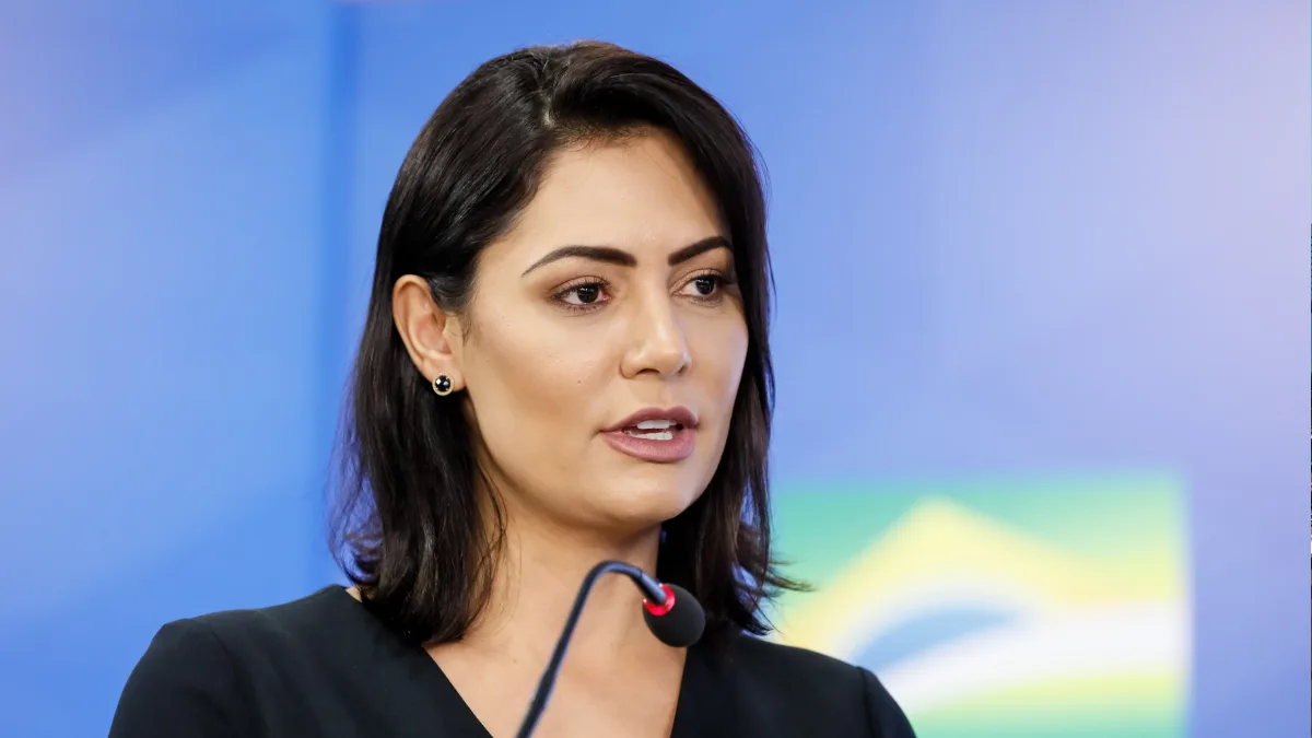 Michelle Bolsonaro manifesta apoio a André Mendonça em meio a tensão no STF