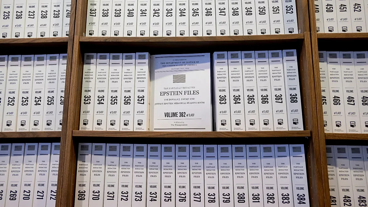 Ex-diplomata norueguês lamenta relação com Jeffrey Epstein em documentário