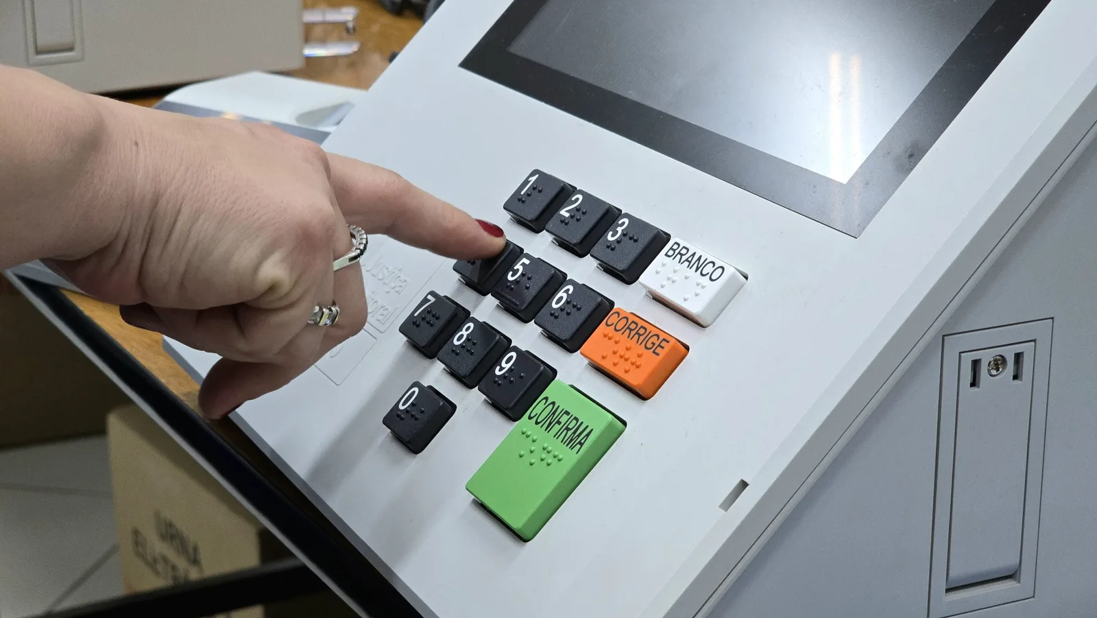 TSE registra troca de 1.544 urnas até as 15h30 no primeiro turno
