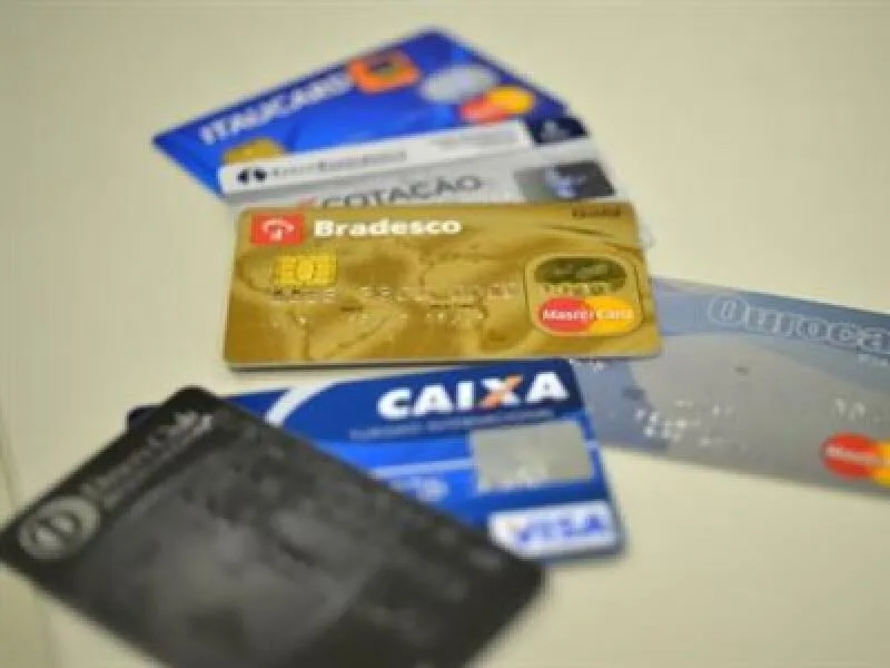Rotativo do cartão chega a 444,9% ao ano em agosto, informa Banco Central