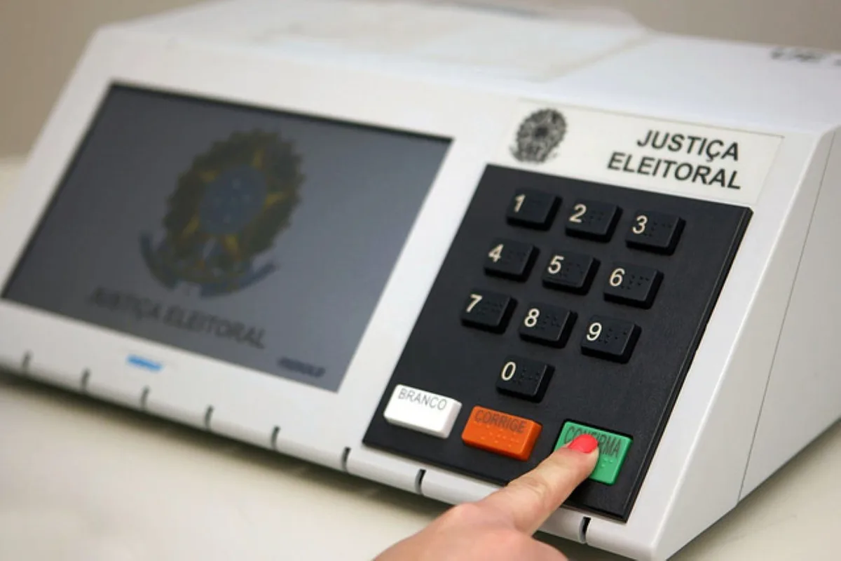 Candidatos ao governo do DF fazem campanha em várias regiões neste sábado