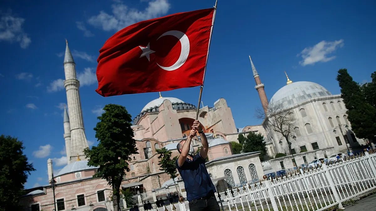 Turista britânico é preso na Turquia após cuspir em bandeira