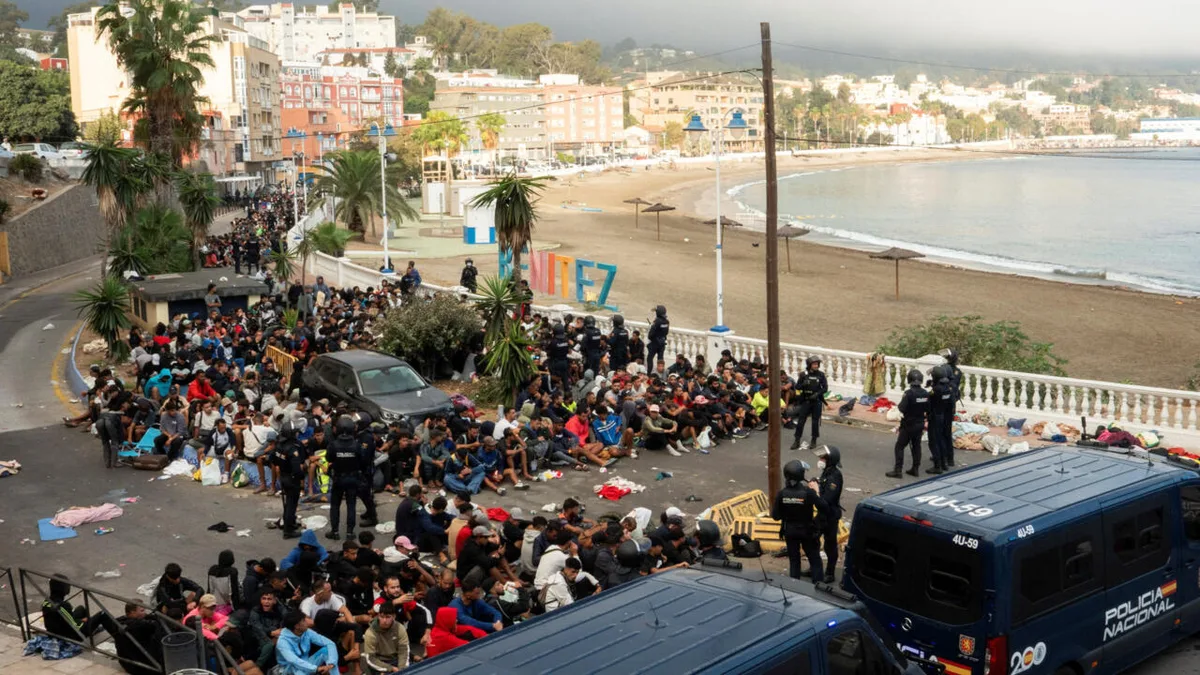Espanha leva migrantes de praias de Ceuta para abrigo no porto
