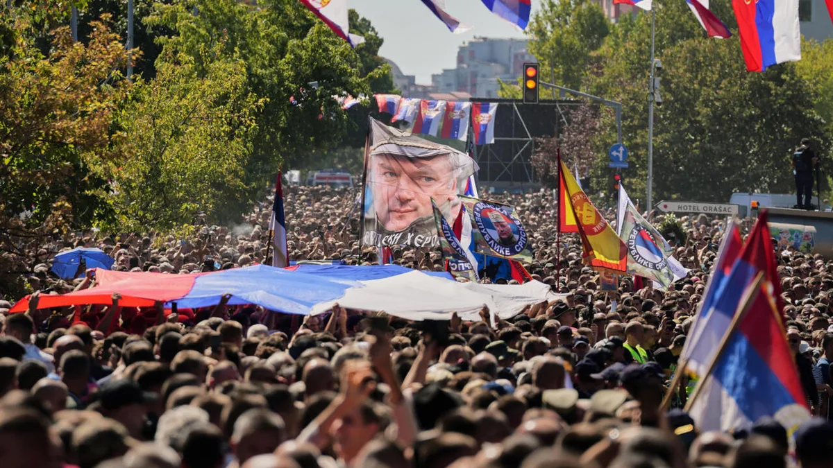 Funeral de Ratko Mladic reúne milhares e provoca críticas na Europa