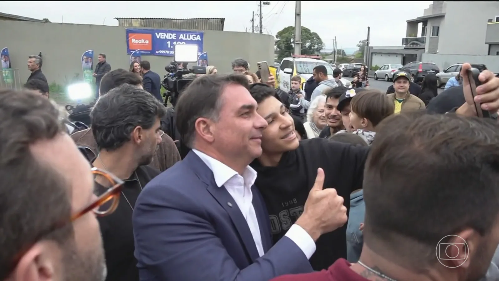Flávio Bolsonaro visita Filipe Martins em presídio de Ponta Grossa