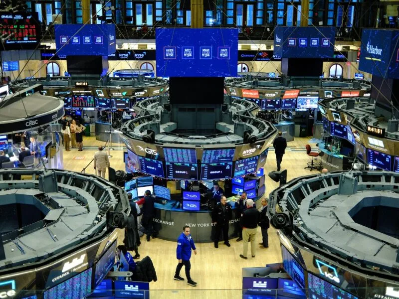 Fed eleva juros e sinaliza nova alta; índices de Nova York recuam