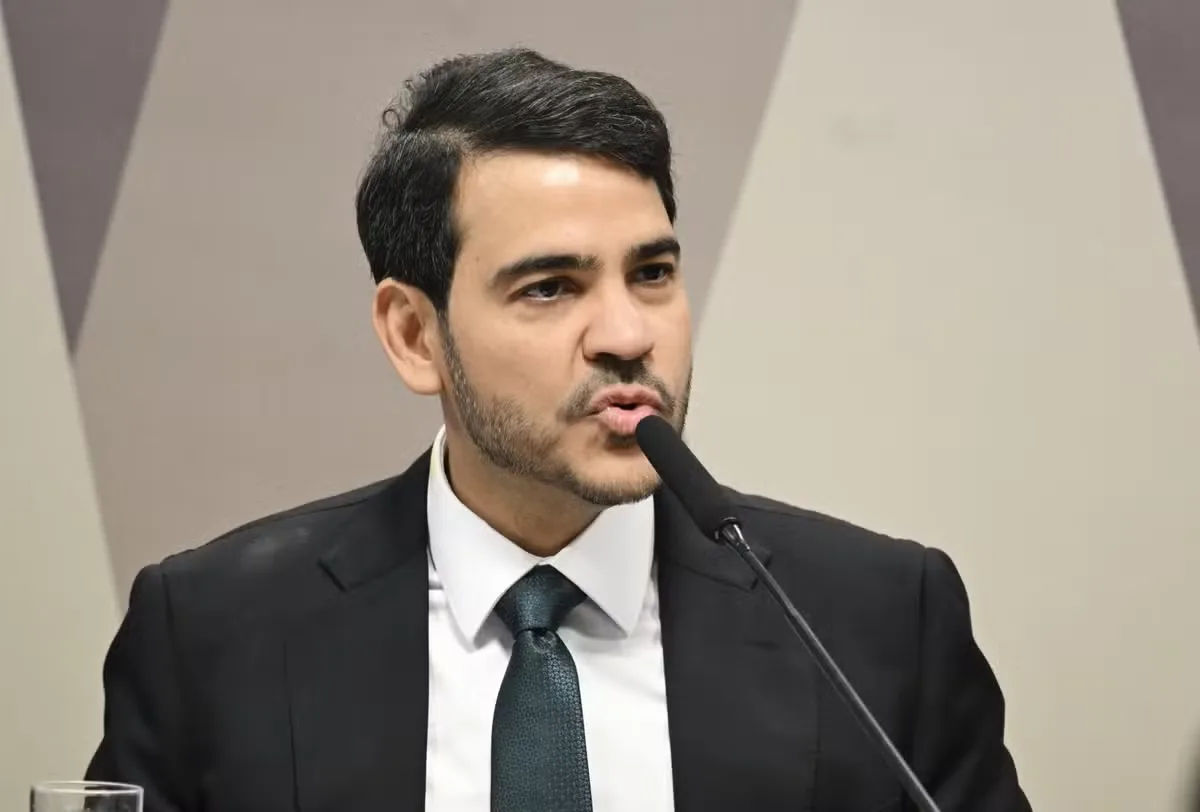 AGU aponta limites legais para contestar decisões de André Mendonça