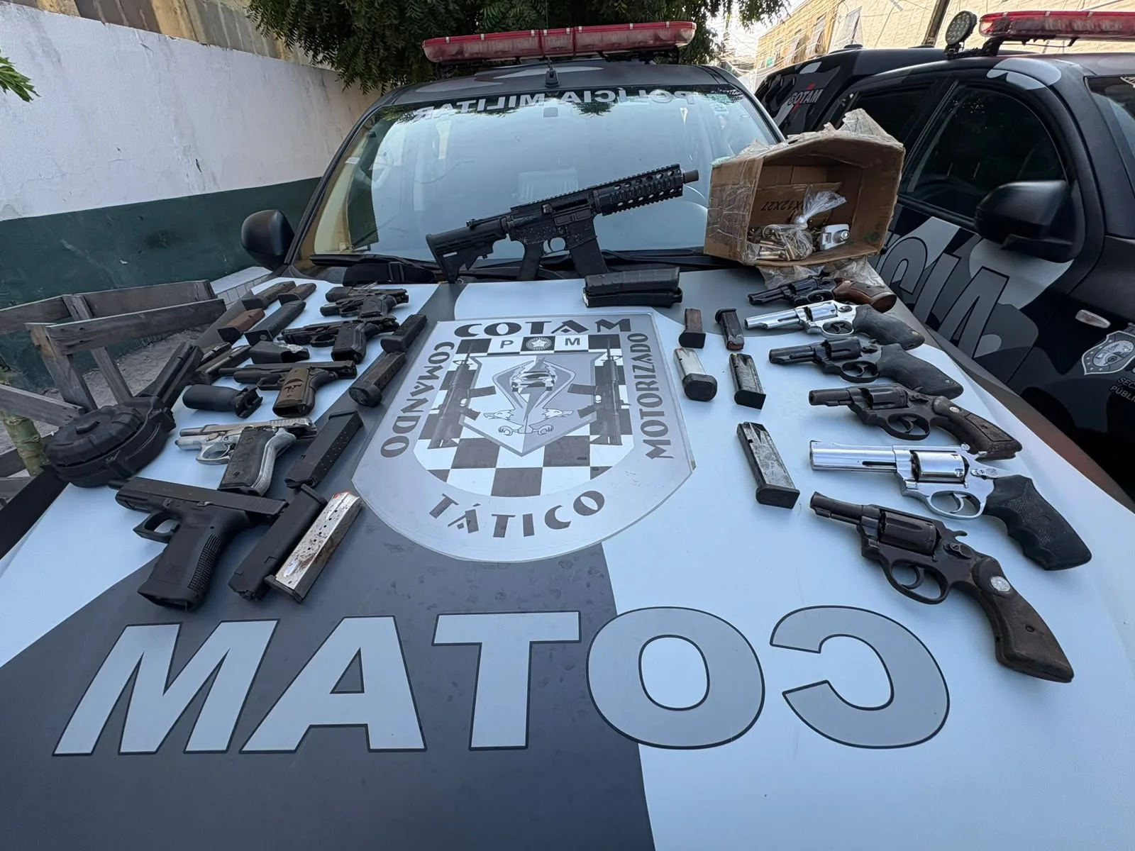 Suspeito foge durante abordagem, e PM encontra arsenal em casa de Fortaleza
