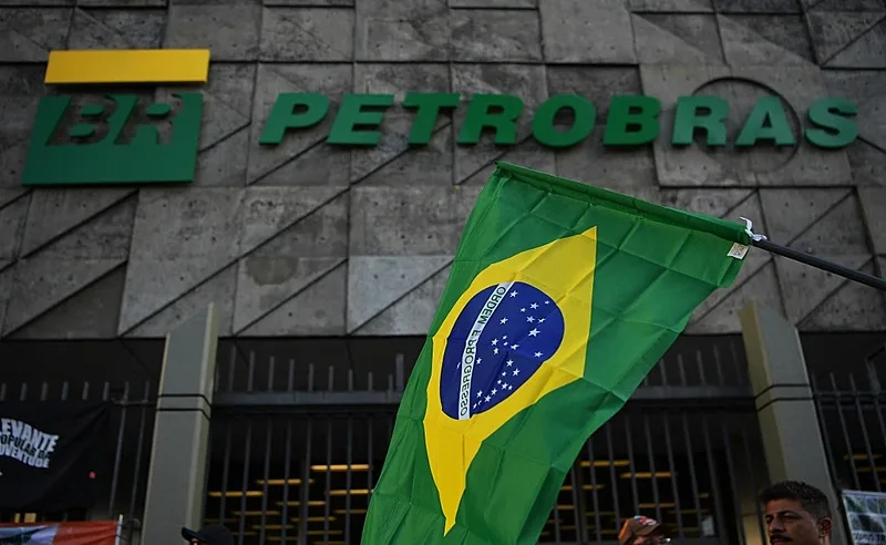 Petrobras eleva gasolina em R$ 0,19, e governo reduz tributos para conter preço