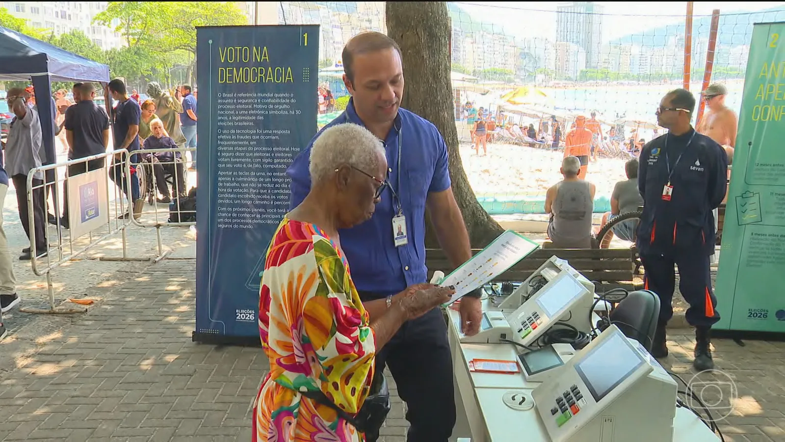 TSE instala urnas no calçadão de Copacabana para orientar eleitores