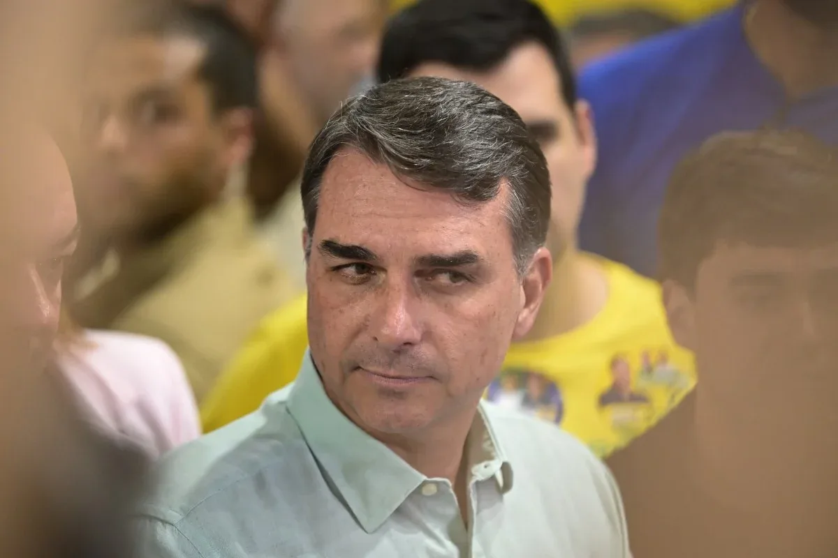 Mensagens ligam monitoramento para Flávio Bolsonaro a campanha em defesa do Master