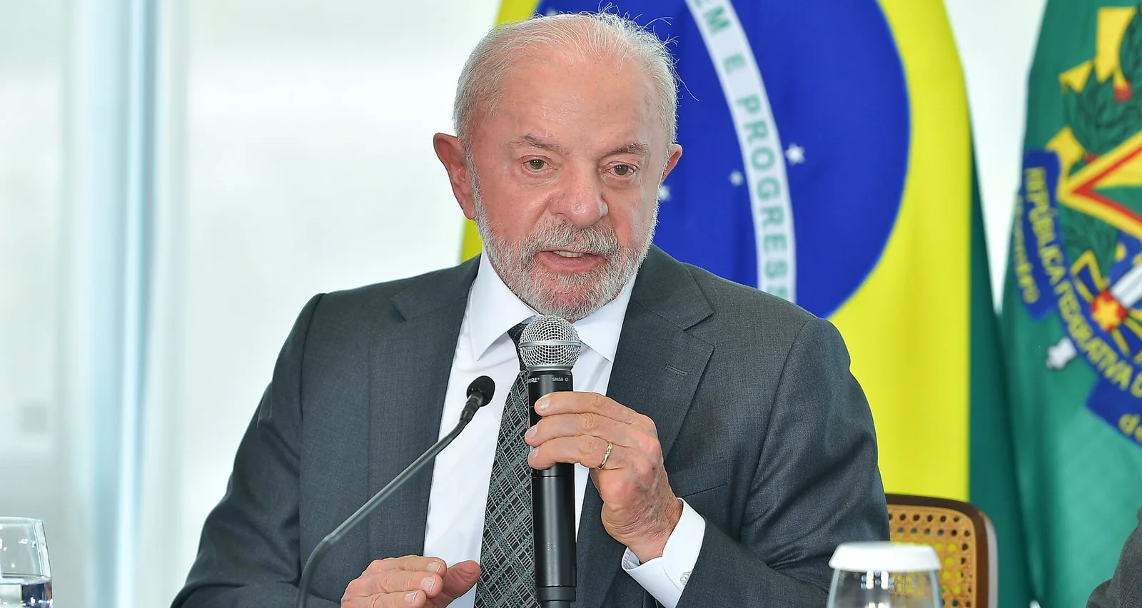 Lula acusa Flávio Bolsonaro de ter apoio de milicianos desde a eleição como vereador