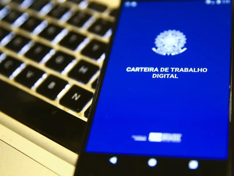 Mercado de trabalho alcança recordes de ocupação e renda até agosto