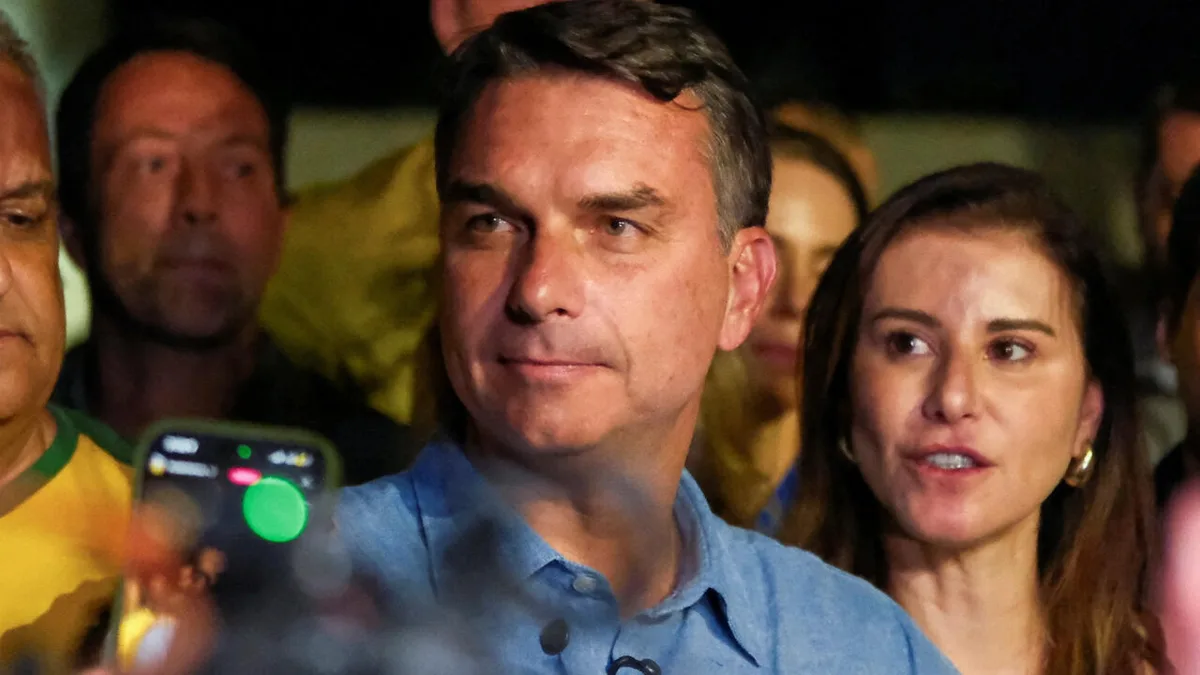 Flávio Bolsonaro lidera primeiro turno e mantém bolsonarismo competitivo, dizem análises na França