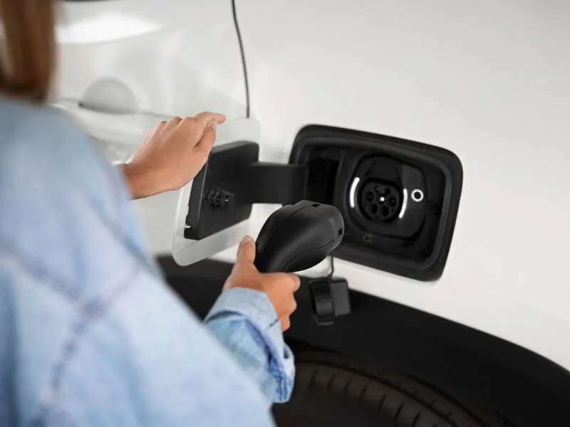 Preço dos combustíveis impulsiona interesse por carros elétricos, diz pesquisa