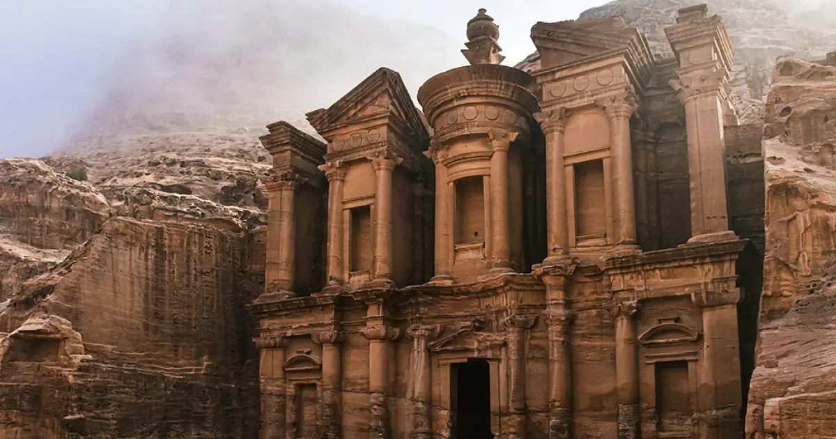 Escadas e arenito revelam como Petra ganhou seus monumentos