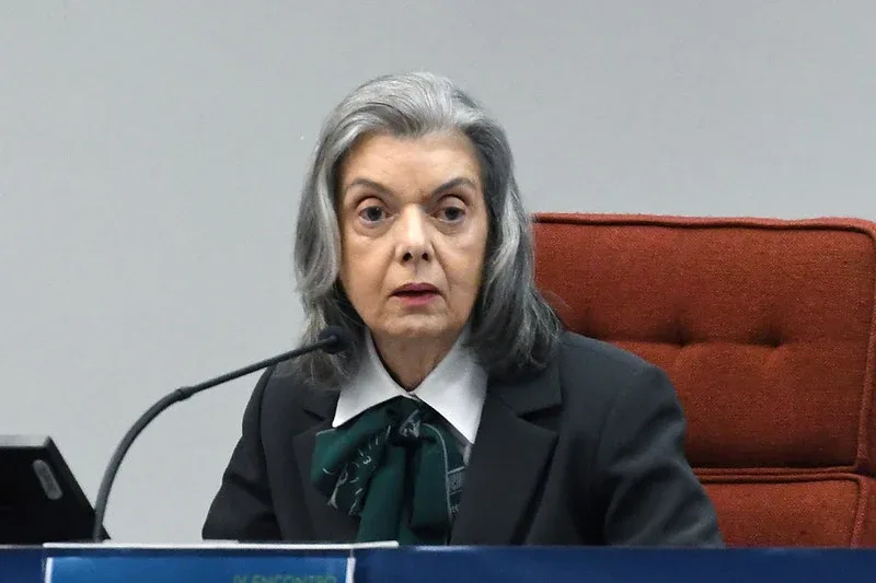 Cármen Lúcia lamenta descrença nas instituições durante evento de controle interno