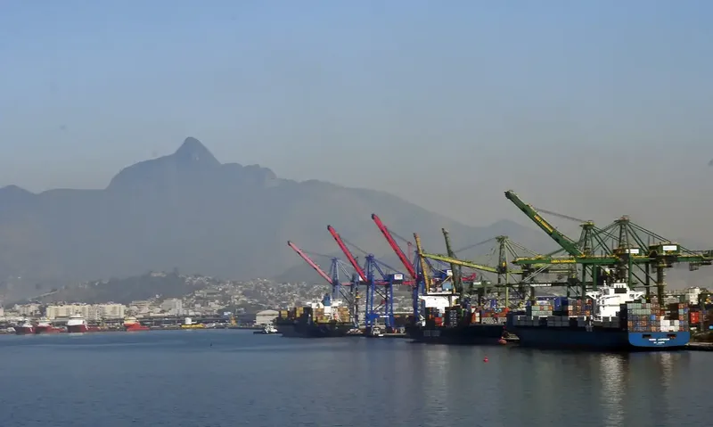 Petróleo faz governo revisar saldo comercial esperado para 2026