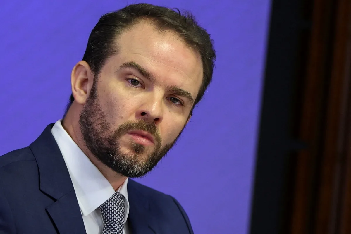 Durigan critica plano econômico de Flávio e defende ajuste gradual das contas públicas