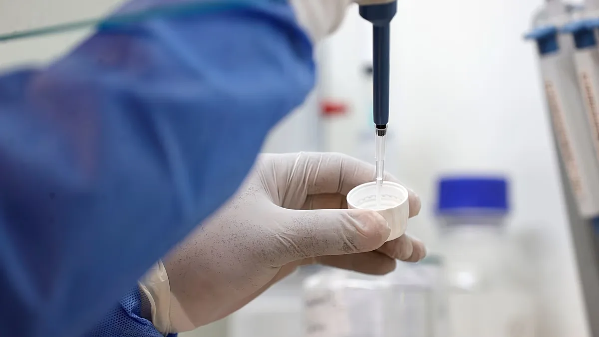 Morte de trabalhadora de laboratório na Rússia é investigada por suspeita de peste pulmonar