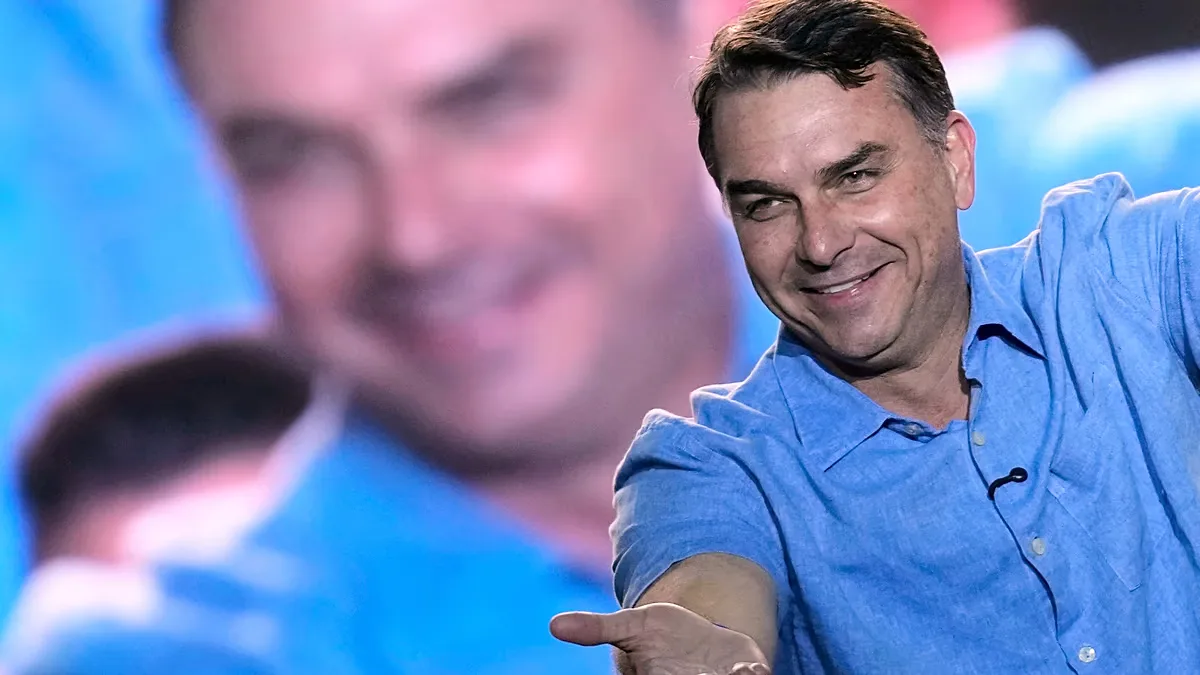 Flávio Bolsonaro acusa Judiciário de corrupção em ato na Avenida Paulista