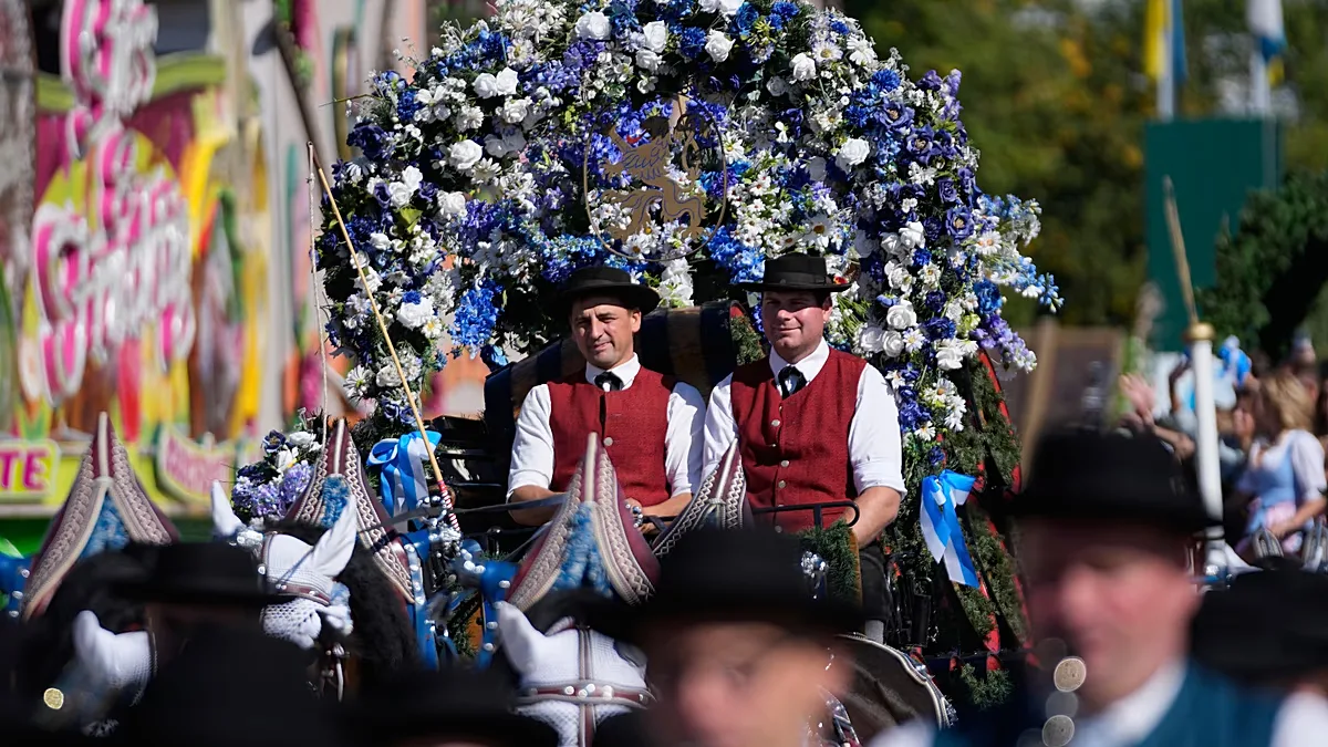 Oktoberfest começa em Munique com desfile e abertura do primeiro barril