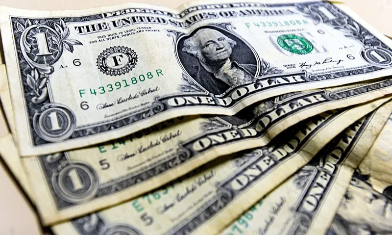 Dólar termina a semana em alta, apesar de fechar sexta-feira em baixa