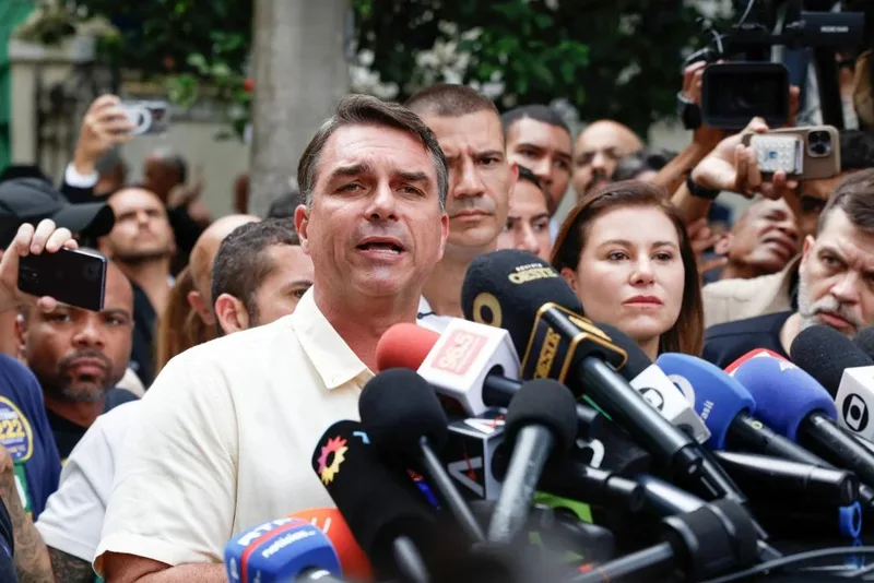 Flávio Bolsonaro promete usar Caixa para financiar empreendedores da periferia