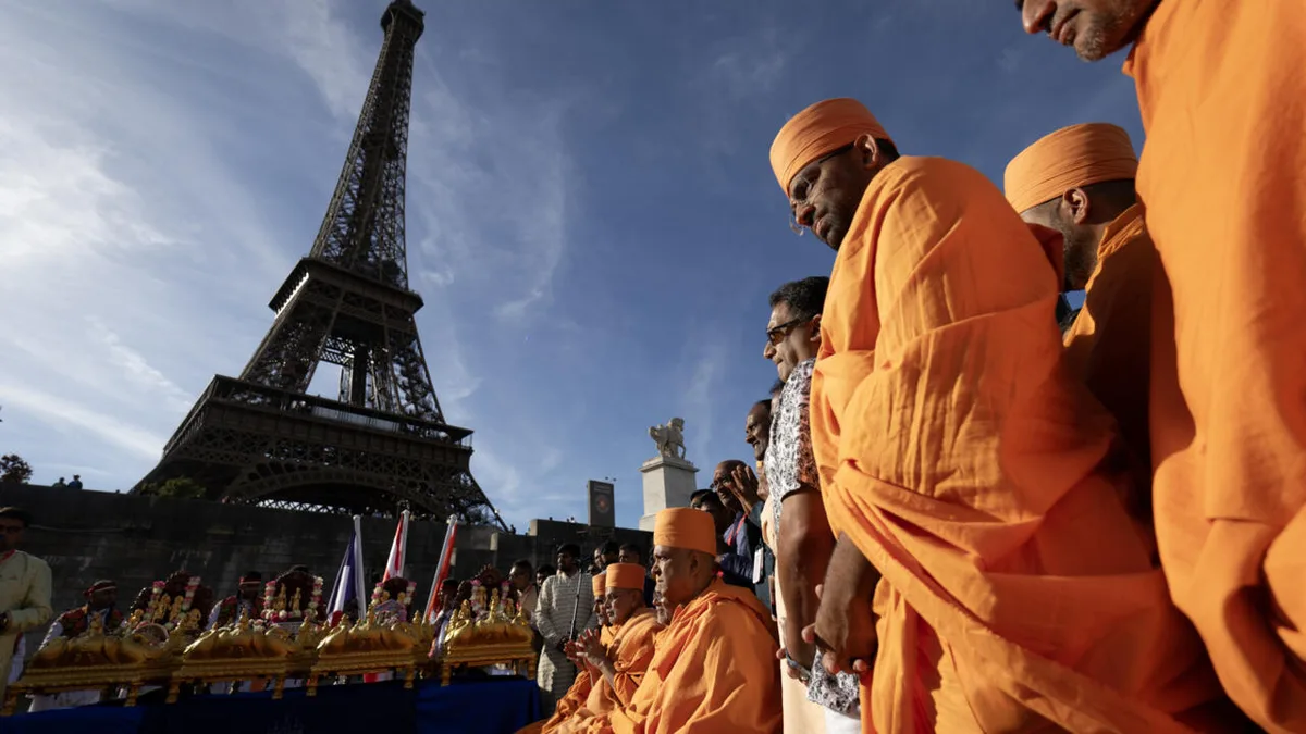 Torre Eiffel reabre após protesto contra restrições a funcionárias