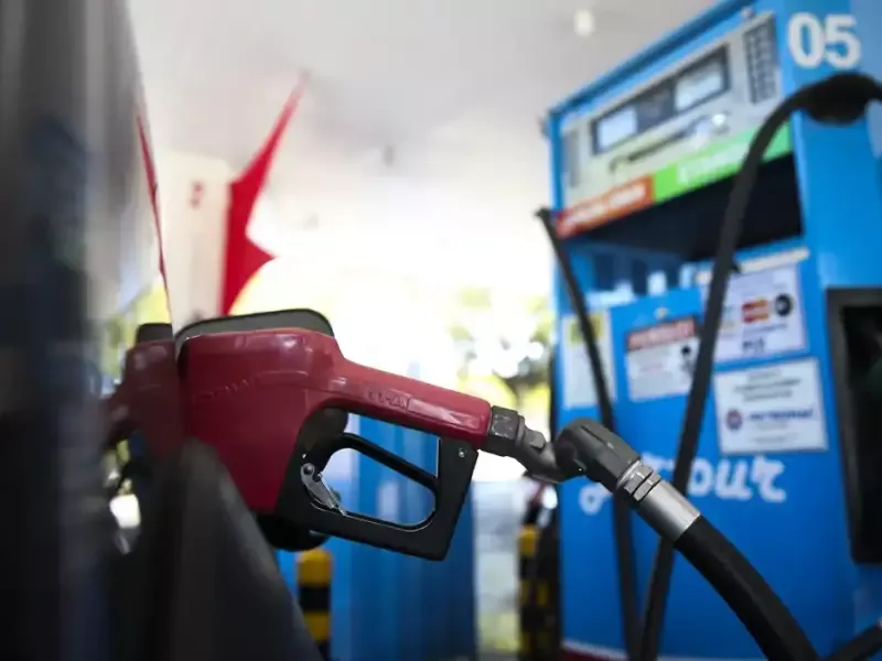 Petrobras reduz preço da gasolina às distribuidoras após rever decisão