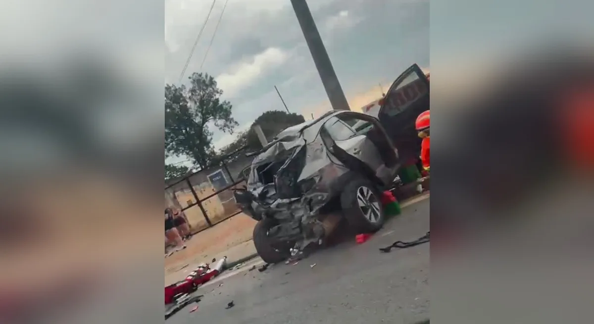 Colisão entre caminhão e carro fere pessoa e bloqueia faixa da Raposo Tavares