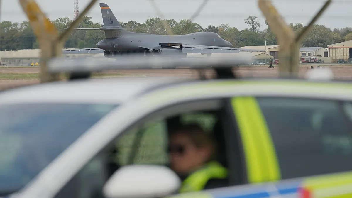 Polícia britânica não acha explosivos em veículos ligados a caso na RAF Fairford
