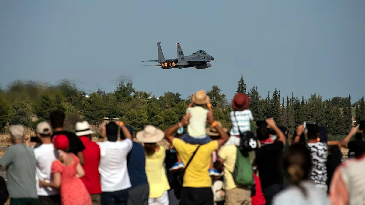 F-4 Phantom cai durante demonstração aérea em Tanagra, na Grécia