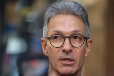 TRE-MG vai investigar celular usado por Romeu Zema na cabine de votação