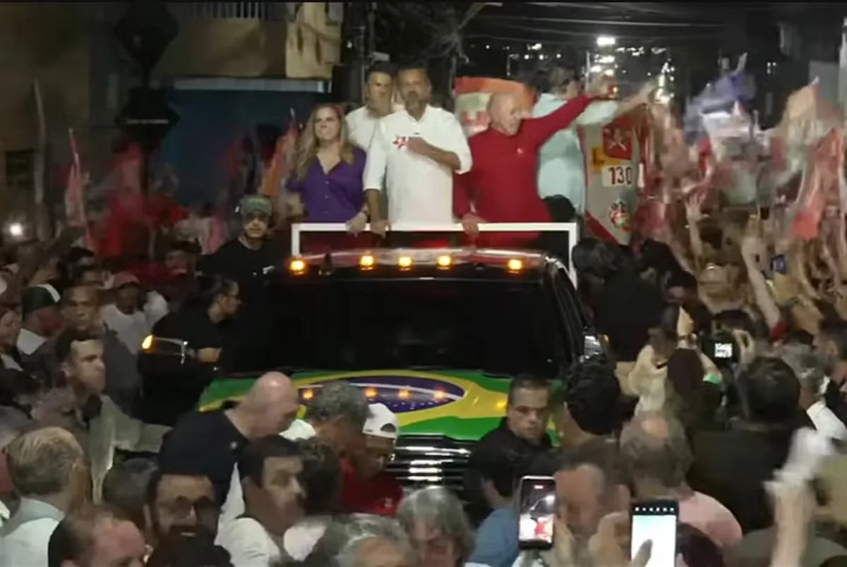 Lula pede votos para Elmano em caminhada no Ceará e se distancia de Ciro Gomes