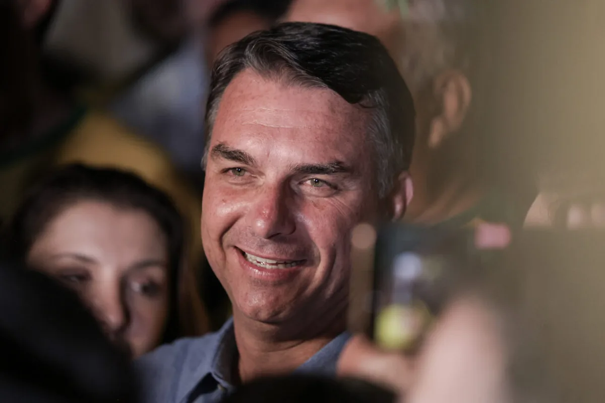 Flávio Bolsonaro promete pacificação e diz que não brigará com Lula se for eleito