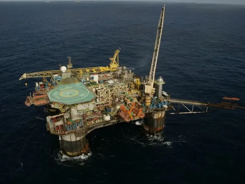 Fluxo no Estreito de Ormuz aumenta, mas petróleo recua nesta segunda