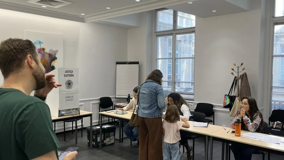 Eleitores brasileiros votam em Paris e têm apoio de nova zona eleitoral em Marselha