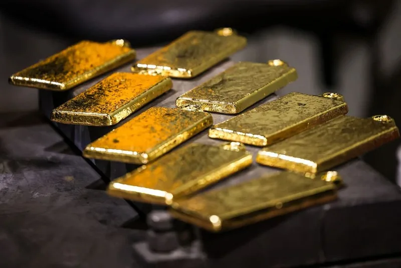 Ouro recua antes de decisão do Fed em meio a pressão sobre juros