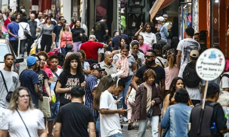 Economistas reduzem previsão de inflação e elevam estimativa para o PIB em 2026