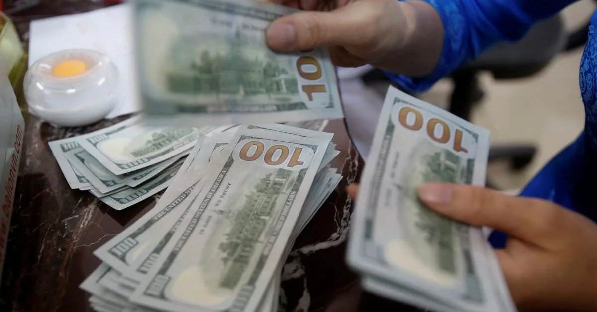 Payroll reforça apostas sobre juros nos EUA, e dólar termina semana em queda