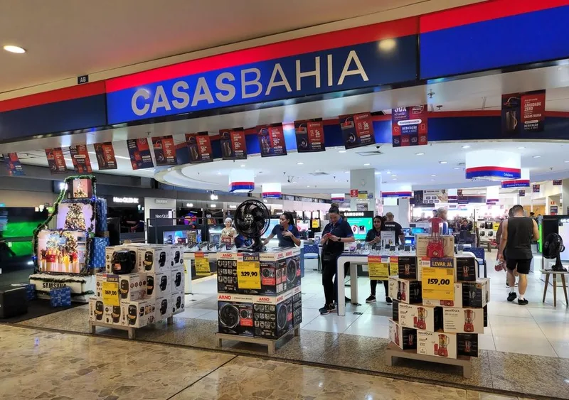 Casas Bahia enfrenta disputa sobre pagamentos e reintegração após demissões
