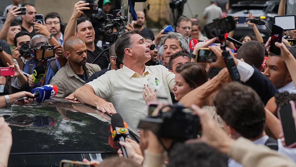 Ibovespa abre em recorde após avanço de Flávio Bolsonaro no primeiro turno