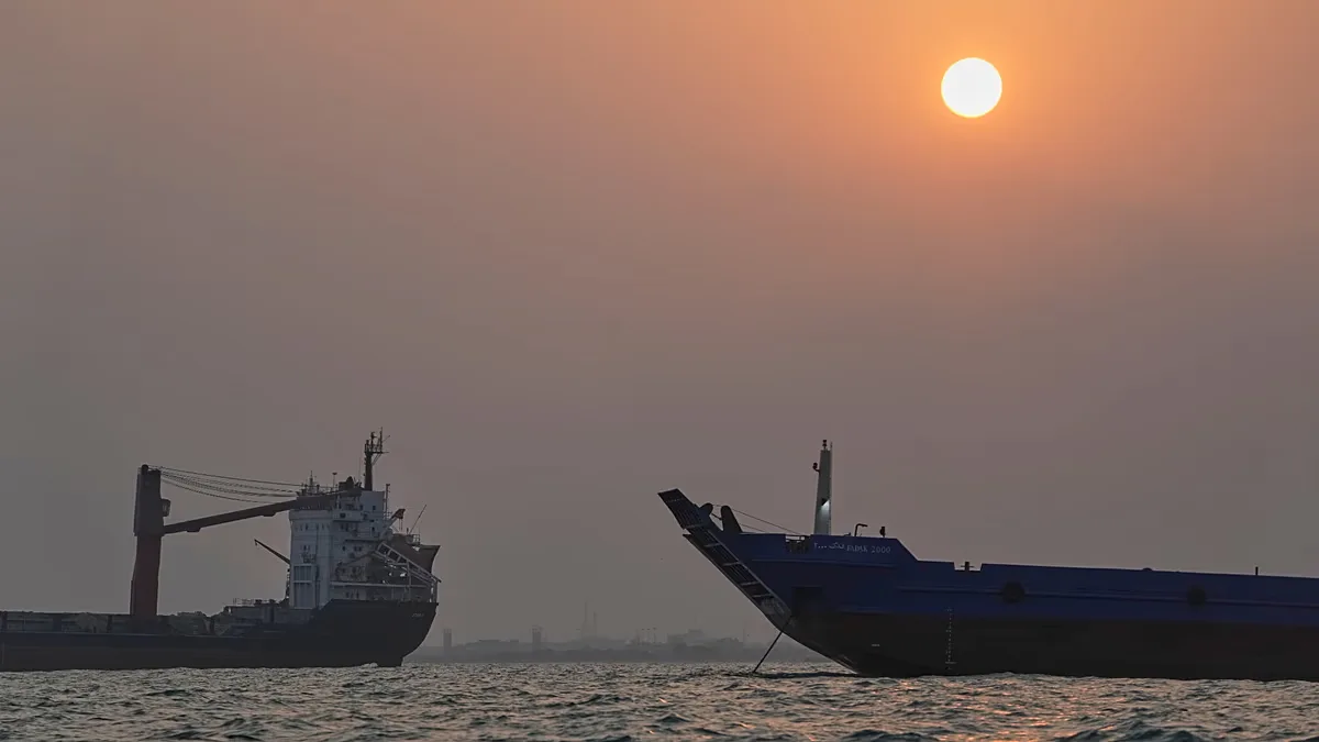 Brent supera US$ 100 após ataques a petroleiros iranianos