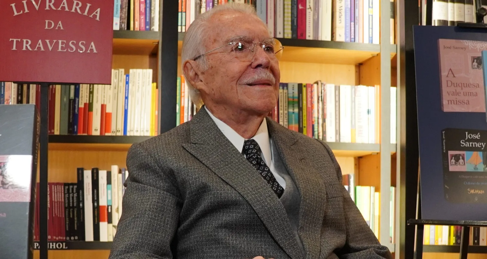 José Sarney deixa hospital após tratamento de pneumonia em São Paulo
